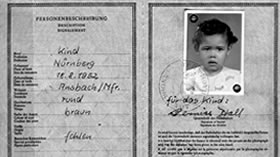 Shirley Daniela Gindler in Pass aus Nürnberg, 1955, © Shirley R. Gindler Price